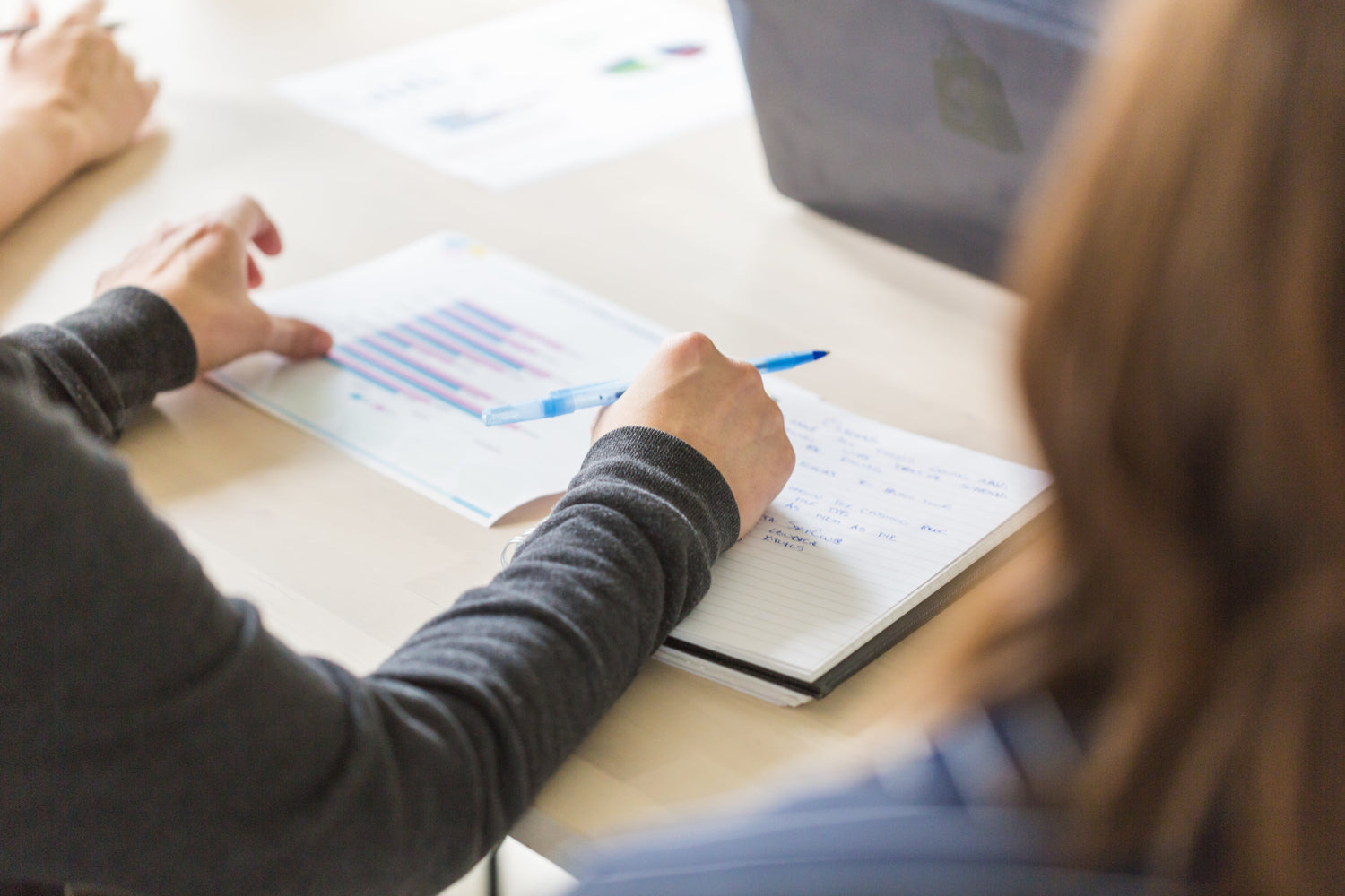 Twee mensen volgen een marketingtraining